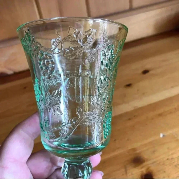 Last Supper Vintage Indiana Tiara Green Glass Chalice Goblet - Picture 6 of 7